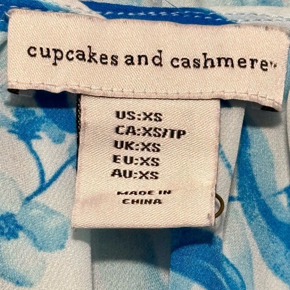 CUPCAKES & CASHMERE Ruffled Floral Rose Print Flutter Sleeve Pull On Blouse XS - Picture 7 of 8